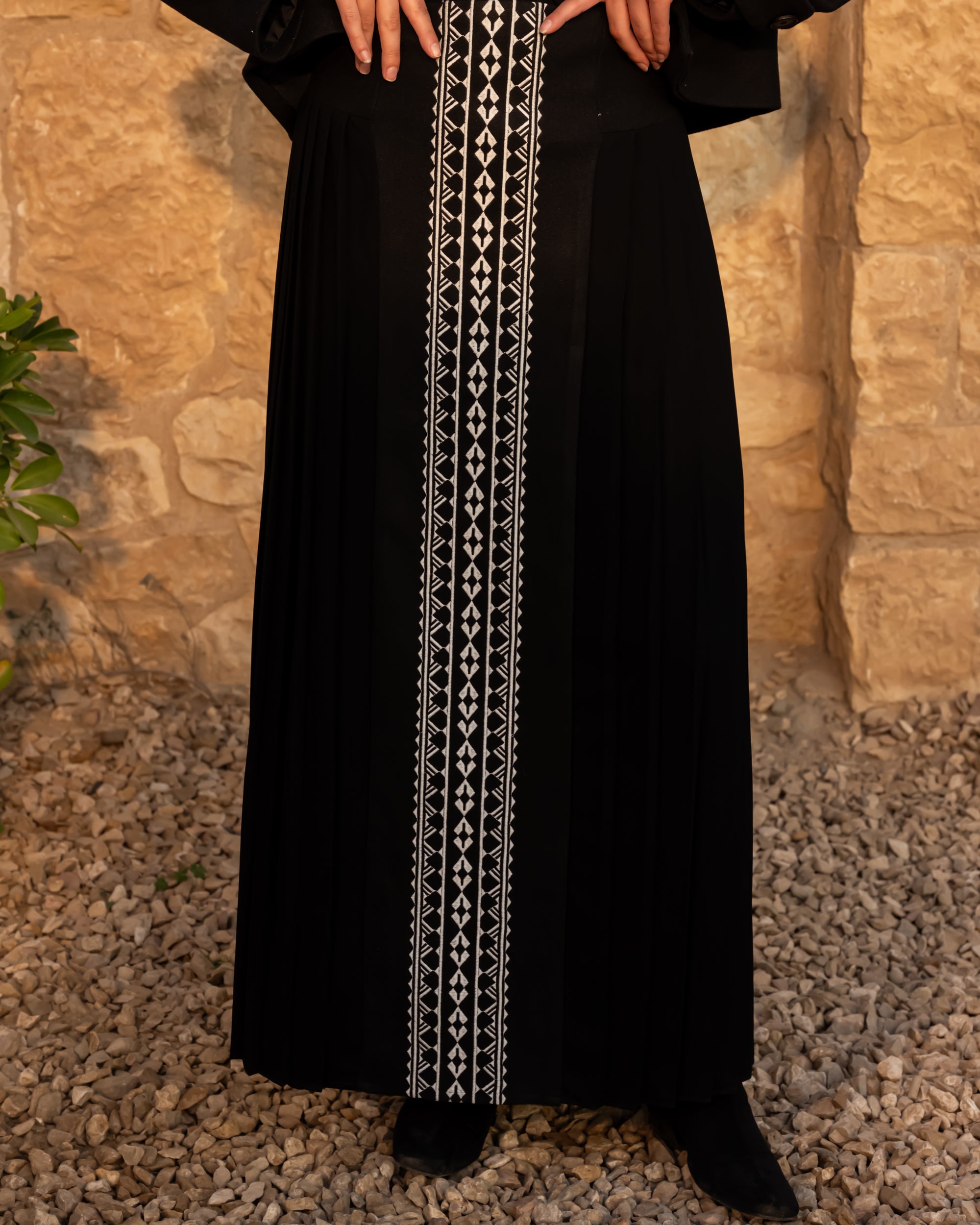 Felt Embroidered Skirt-Black